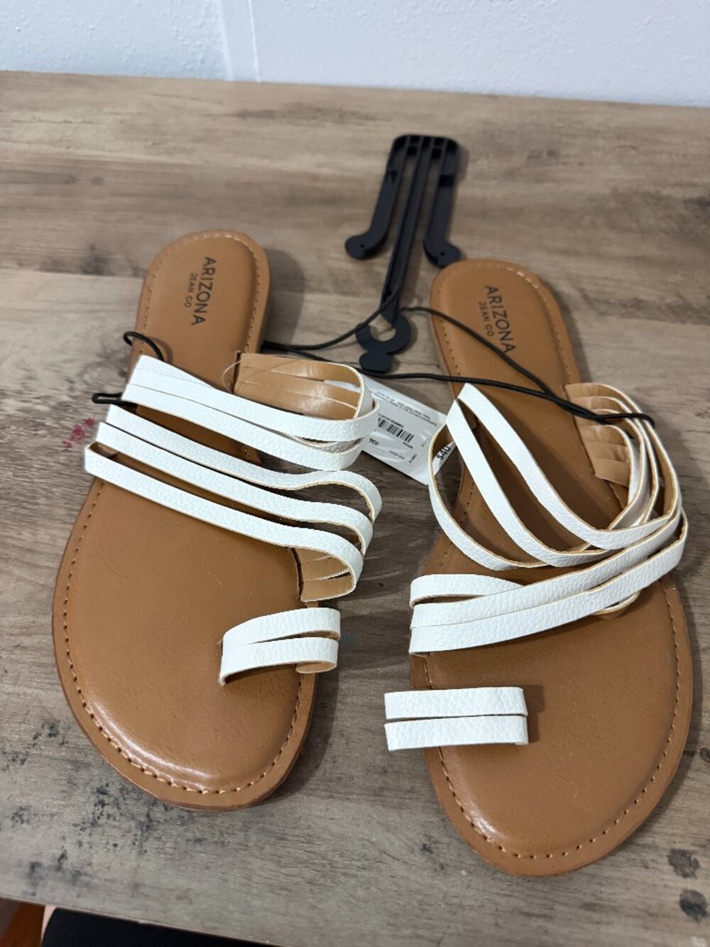 NWT Arizona Jean Co White Strappy Flat Sandals 11 🤍